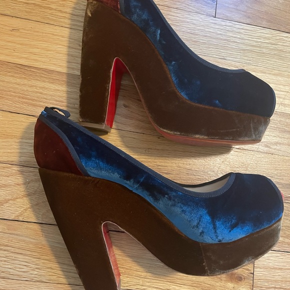 Beautiful velvet platform peep-toe Louboutin. - Picture 8 of 12